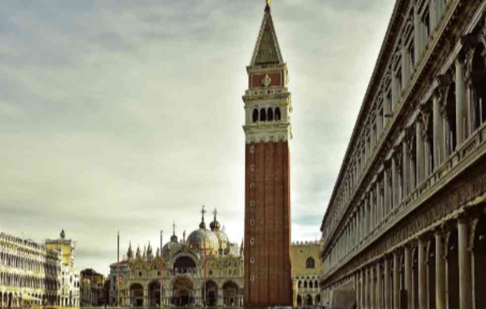Odlomljeno parče betona sa zvonika bazilike Svetog Marka u Veneciji