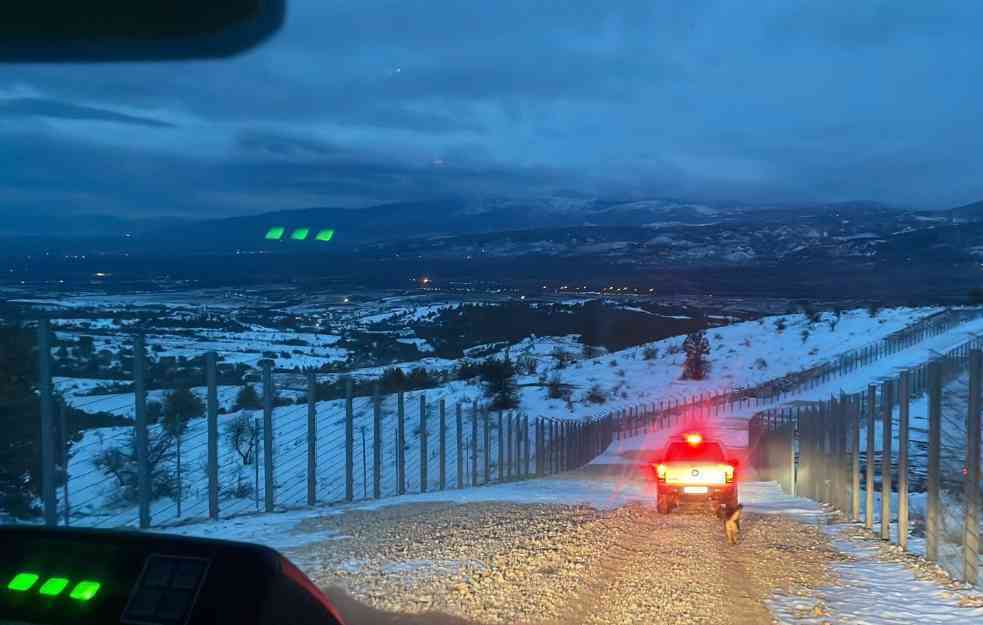 KO POLICAJCIMA ZAKIDA DNEVNICE? Pripadnici granične policije JURE MIGRANTE ZA 900 dinara, a isplatu zarade čekaju već PET MESECI