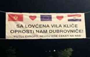 SA LOVĆENA VILA KLIČE, OPROSTI NAM DUBROVNIČE: Crnogorci se uvlače Hrvatima SRAMNIM transparentom (FOTO)