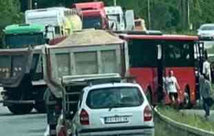 TEŠKA NESREĆA KOD OBRENOVCA: Povređeno 20 osoba, POGINUO vozač autobusa! (FOTO)