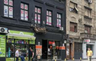 Srušila se terasa u Sarajevskoj ulici: Delovi pali na trotoar, šut na sve strane