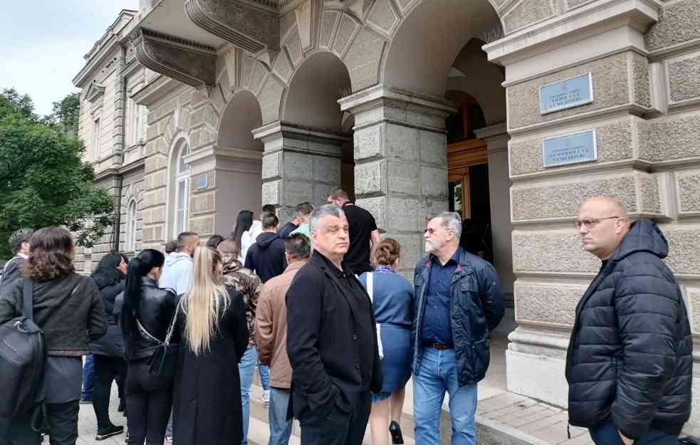 Potresne scene ispred sudnice: Suđenje UROŠU BLAŽIĆU, roditelji ubijenih pristigli u suzama