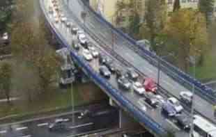 JUTARNJI ŠPIC NA BEOGRADSKIM ULICAMA: Duge kolone na <span style='color:red;'><b>mostovi</b></span>ma