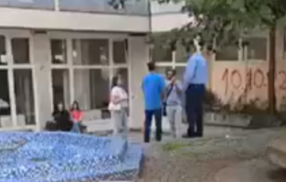 VLAJIĆ ĐILASOV SILEDŽIJA PREKRŠIO ZABRANU PRILASKA! Snimao predsednika opštine Mladenovac