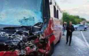 TEŠKA NESREĆA KOD MLADENOVCA: Vozač automobila poginuo u sudaru s autobusom, oko 30 povređenih! (VIDEO, FOTO)
