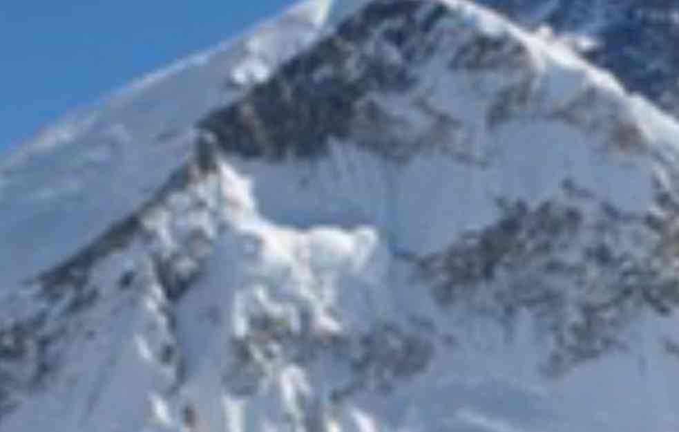 ZAVRŠENA SEZONA PENJANJA NA MONT EVEREST: Od početka aprila poginulo osam planinara, njih troje nestalo