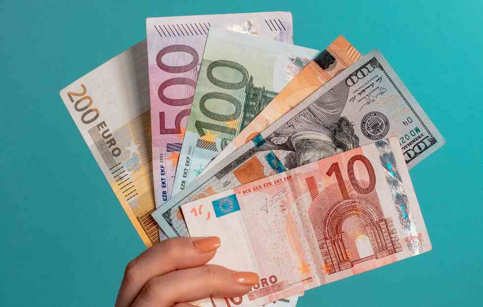 Dolar jači prema evru: Evo šta sleduje