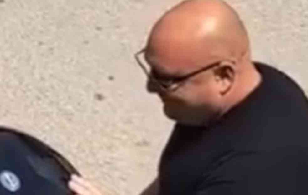 POGLEDAJTE KAKO VLADICA HVATA ZMIJE: Jednu našao skrivenu ispod ploče, pa je stavio u džep! (VIDEO)