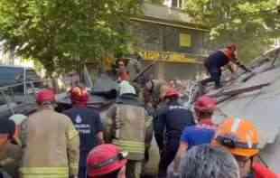 HAOS U ISTANBULU: Srušila se zgrada, više ljudi zarobljeno ispod ruševina (VIDEO)