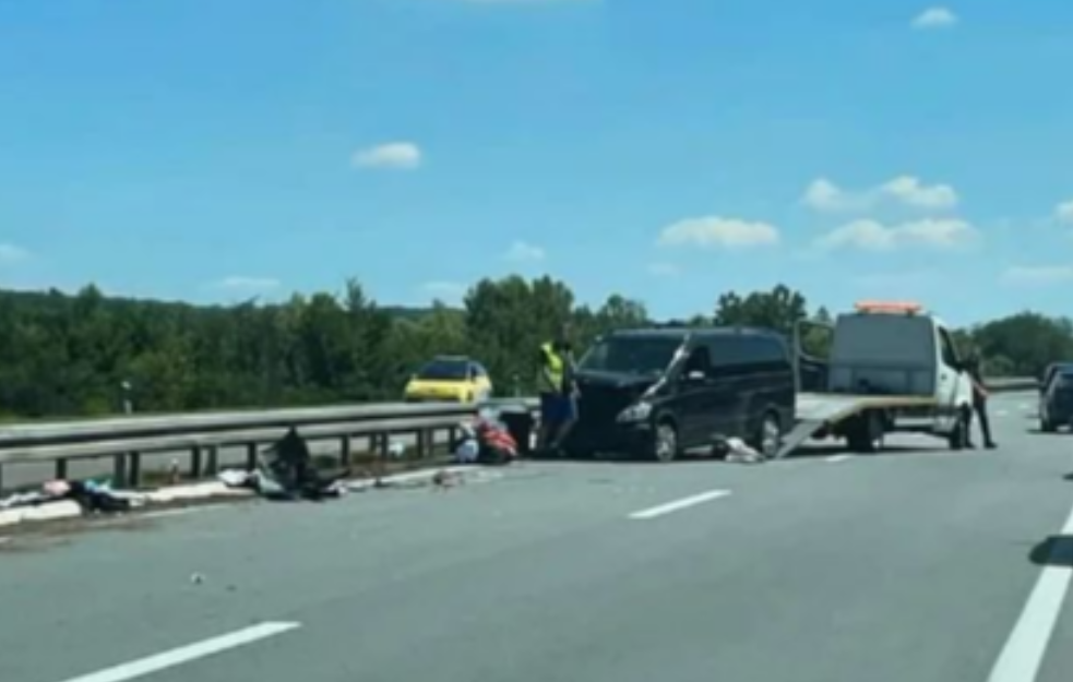 Težak sudar na auto-putu Beograd - Niš: Automobil smrskan (FOTO)