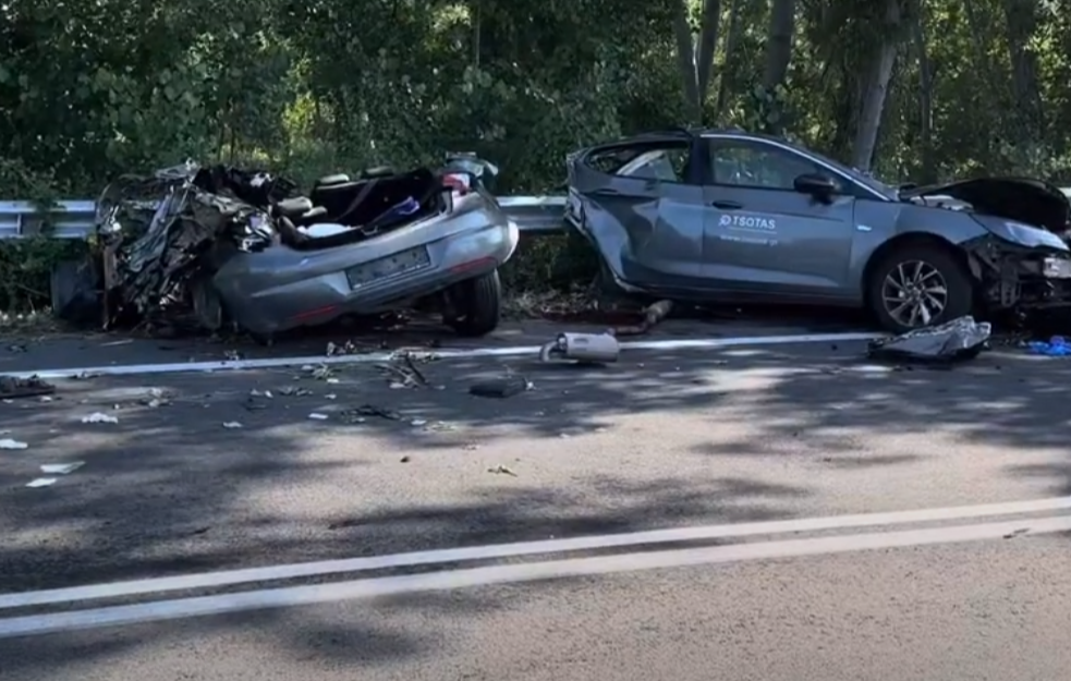 Žestok udes u Grčkoj! Četvoro mrtvih, automobil prepolovljen! Snimak užasa (VIDEO)