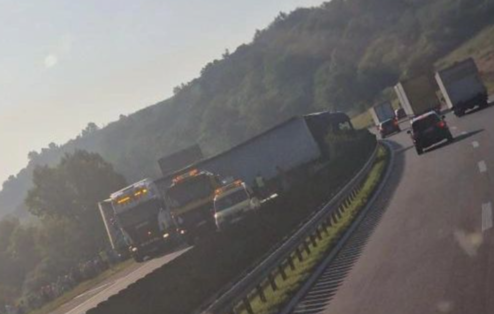 (VIDEO) BUGARIN PREVRNUO ŠLEPER NA AUTO-PUTU BEOGRAD-NIŠ Preprečio se preko sve 3 trake