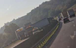 (VIDEO) <span style='color:red;'><b>BUGARI</b></span>N PREVRNUO ŠLEPER NA AUTO-PUTU BEOGRAD-NIŠ Preprečio se preko sve 3 trake