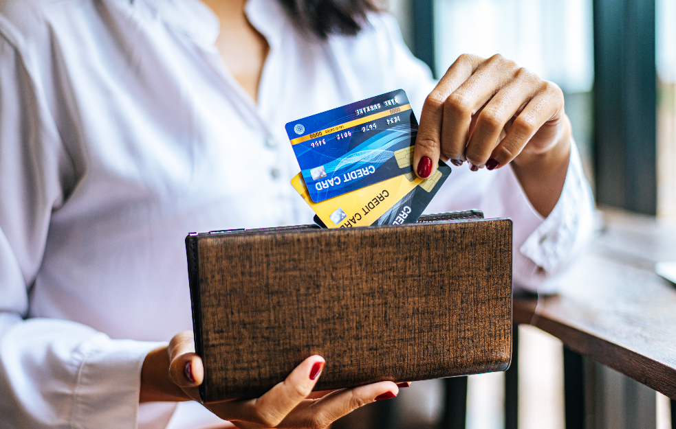 Da li je bolje na odmoru plaćati karticama ili kešom?