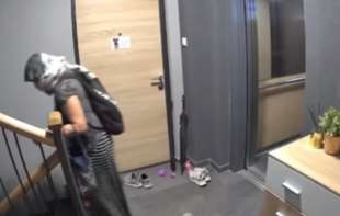 Opljačkan poznati <span style='color:red;'><b>Jutjuber</b></span>: Maskirana žena ga ojadila (VIDEO)