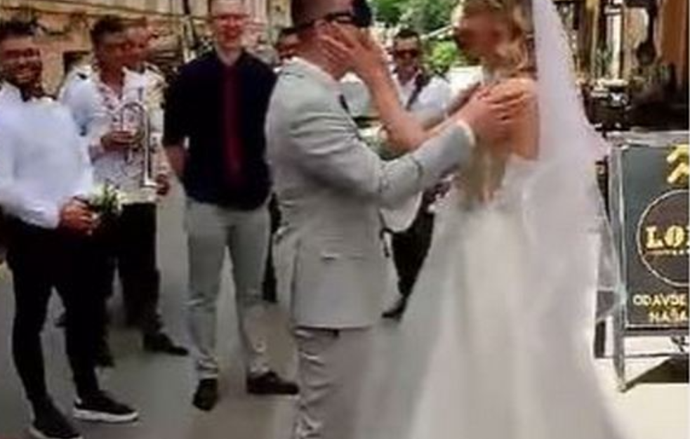 (VIDEO) Venčanje na neviđeno u Novom Sadu! Prvo je dobro opipao mladu, a onda...
