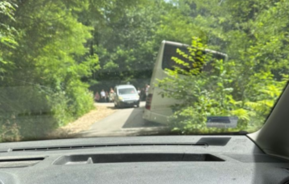 Autobus sleteo sa puta kod Kosjerića