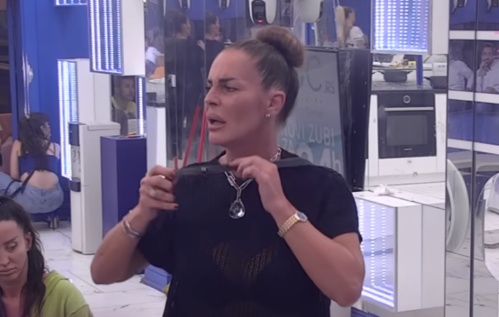 Milena Kačavenda zgrozila gledaoce: Kamera je snimila kako zavlači ruku među međunožje