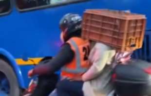 Umesto kacige, gajba na glavu: Snimak razbesneo mnoge (VIDEO)