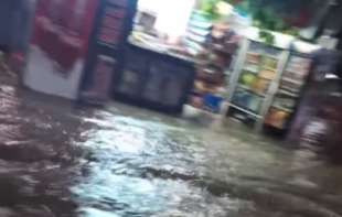 BUJANOVAC POD VODOM! ULAZI U ZGRADE I <span style='color:red;'><b>PRODAVNICE</b></span> POTOPLJENI! (VIDEO)