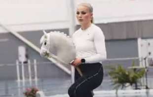 Znate li šta je „hobbyhorsing“? Devojke jašu <span style='color:red;'><b>igračke</b></span> konje na štapu, a iza toga se krije mnogo više