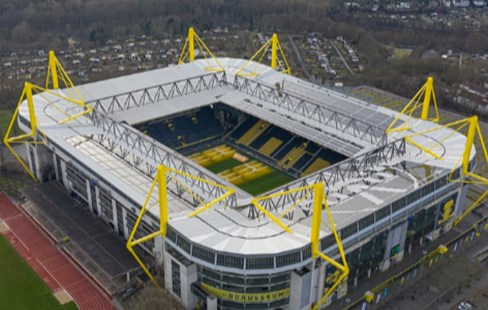 Maskiran čovek se popeo na krov stadiona tokom meča Nemačka - Danksa (FOTO)