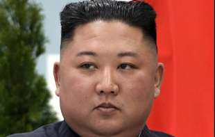 Predstavljena značka sa likom <span style='color:red;'><b>Kim Džong Una</b></span>: Nosiće je svi zvaničnici