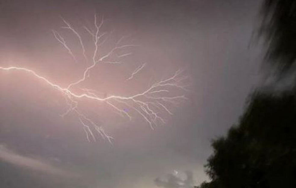 Beograd pliva! Reke teku ulicama Zemuna, Karaburme, Miljakovca...