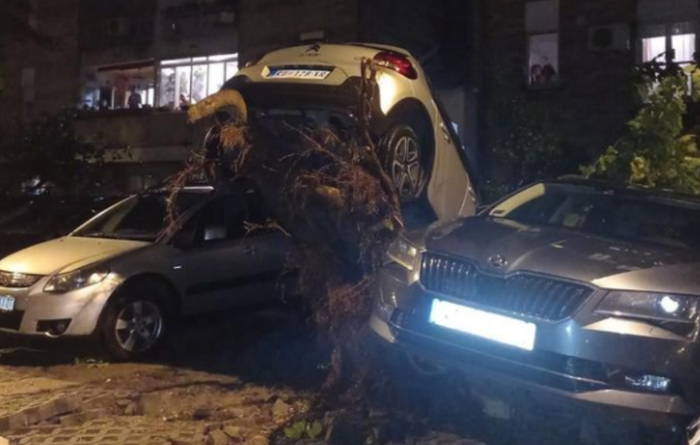 Ozbiljan grad i nevreme se obrušilo na Beograd, automobil zdrobljen u Bloku 38