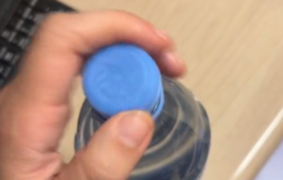 Sve nas NERVIRA jer pogrešno koristimo,u stvari ovako se pravilno pije iz flaše sa neodvojivim čepom (VIDEO)