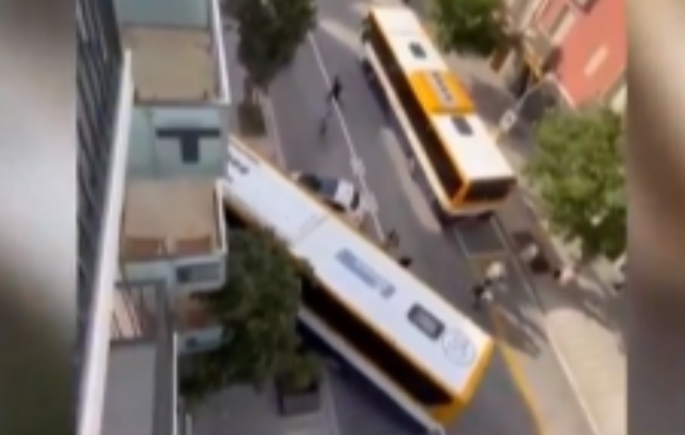 Autobus udario u hotel u Barseloni: Ima povređenih (VIDEO)