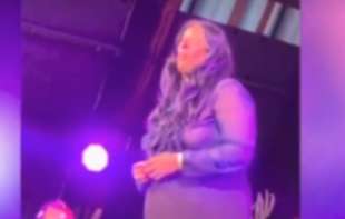 ŠOK: <span style='color:red;'><b>Norveška</b></span> ministaka na prajdu podigla majicu i pokazala grudi (VIDEO)