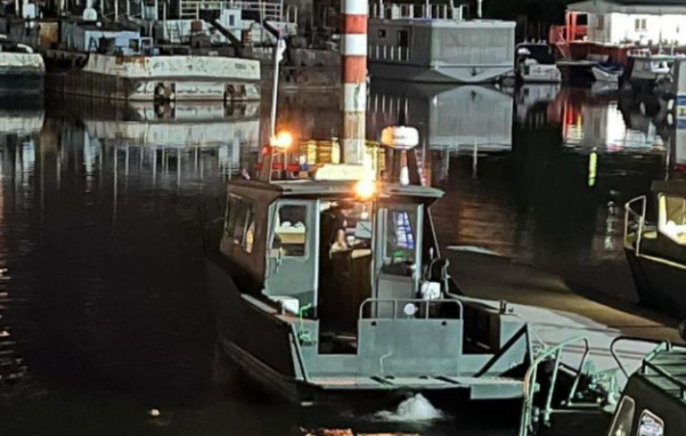 Ronioci i policija na samom mestu sudara teretnog broda i čamca na Savi