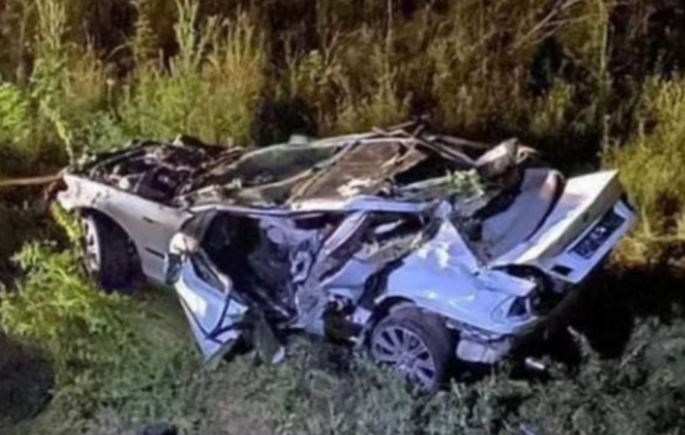 Tinejdžer (19) poginuo, vozilo zgužvano, suvozaču (19) se bore za život! (FOTO)