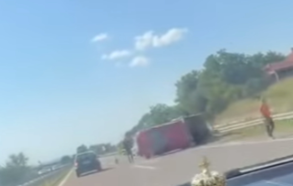 Žestok sudar kod Aleksinca: Automobil se prevrnuo! (VIDEO)