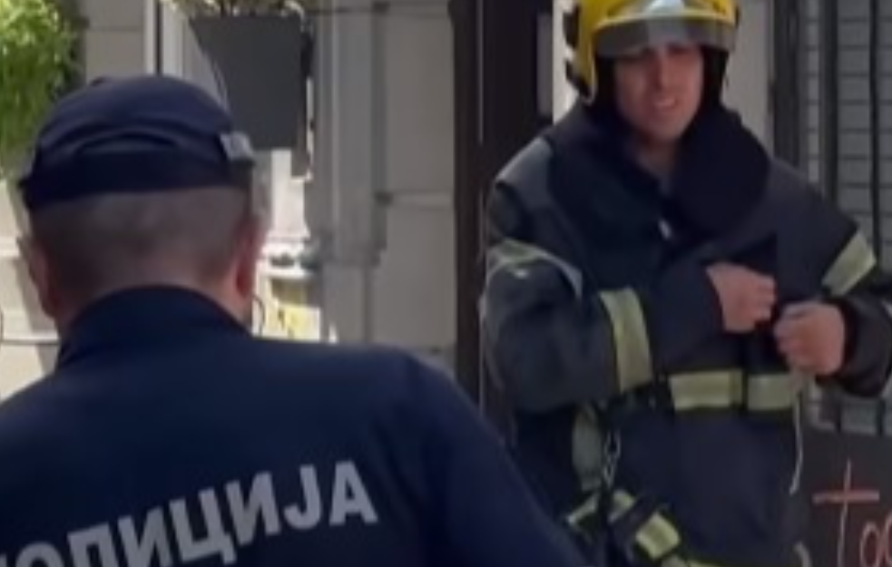 UŽAS U NOVOM SADU: Vatrogasci pronašli dva tela u stanu (VIDEO)