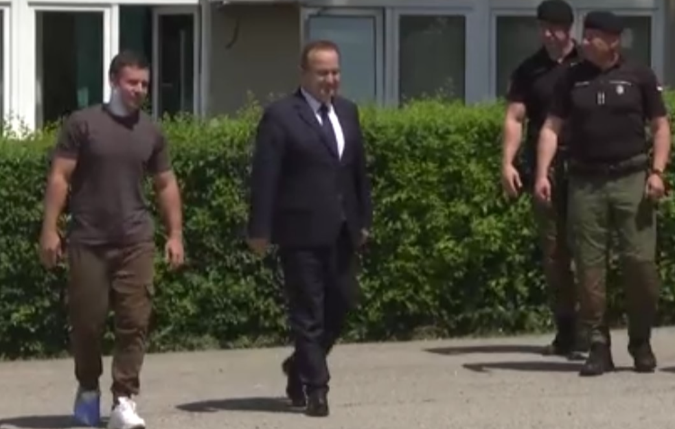 ŽANDARM SVEČANO DOČEKAN: Povređeni Miloš Jevremović koga je ranio vehabija izašao iz bolnice (FOTO)