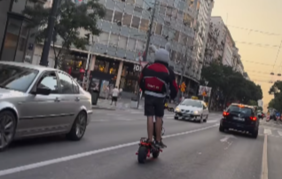 Zeka na trotinetu: Pravio haos u saobraćaju (VIDEO)