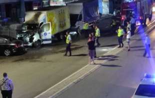 TRI JAKE <span style='color:red;'><b>DETONACIJE</b></span> U KOSOVSKOJ MITROVICI: U požaru oštećena dva kamiona i automobil