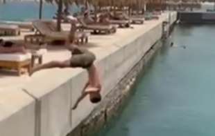 Zbog skoka u vodu tinejdžer završio na <span style='color:red;'><b>aparati</b></span>ma: Ovo mu nije bio prvi put da skače na tom mestu (VIDEO)