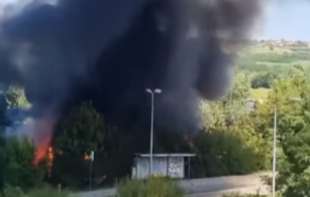 POŽAR U PEKA DAPČEVIĆA: Širi se <span style='color:red;'><b>crni dim</b></span> (VIDEO)