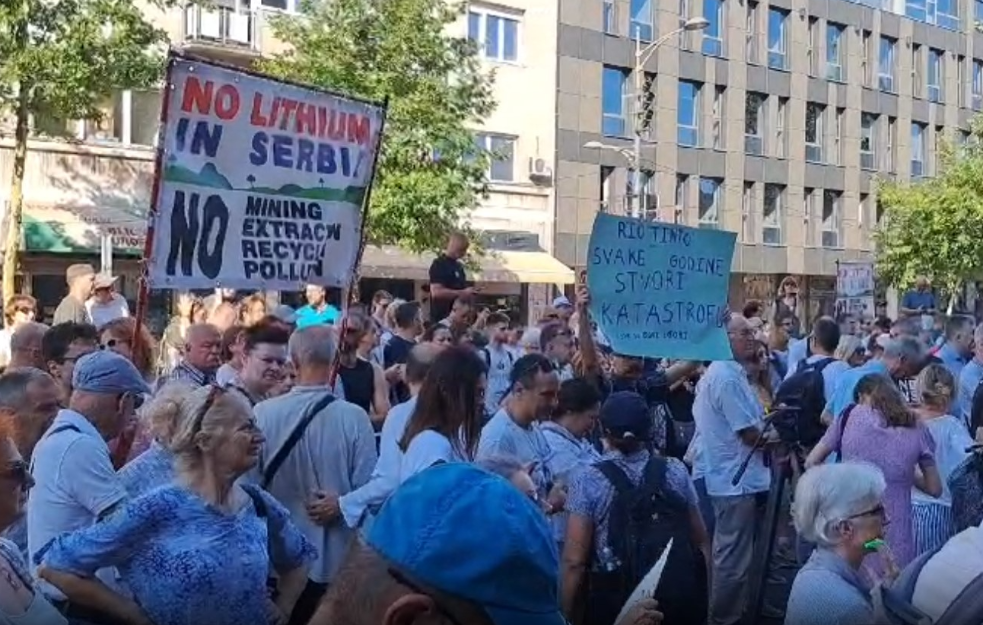 PROTEST PROTIV LITIJUMA: Građani ispred Ustavnog suda u Beogradu (FOTO)