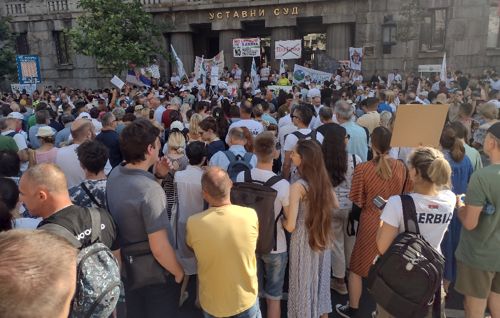 U IME NARODA! – Okupljeni građani traže odgovore od Ustavnog suda, NEĆE RUDNIKE!