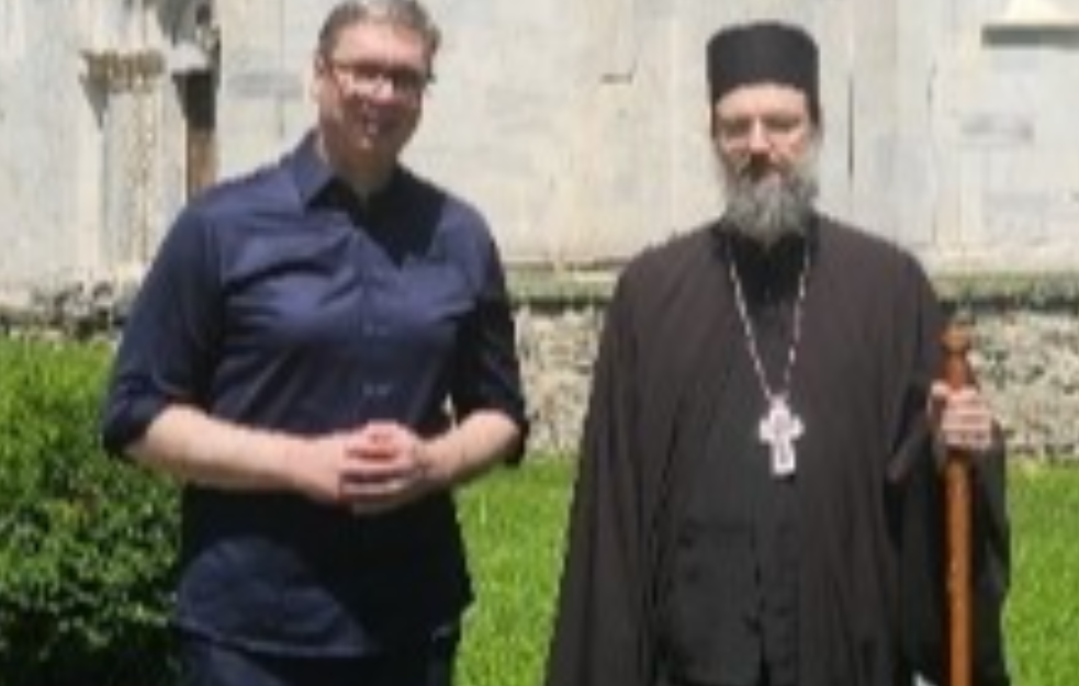 SMEHOTRESNO! LEVA RUKA, DESNI DŽEP: Vučić celivao ikonu, ali kad je trebalo da izvadi pare... (VIDEO, FOTO) 