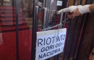 STAVLJEN KATANAC NA <span style='color:red;'><b>USTAVNI SUD</b></span>: „Ova ustanova više ne postoji“ – poručeno na kraju protesta 