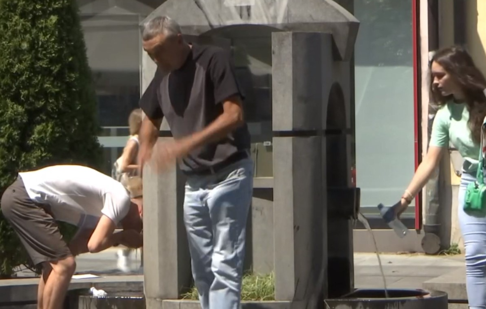 LJUDI PADAJU U NESVEST OD VRUĆINE: Devojka kolabirala u centru Beograda
