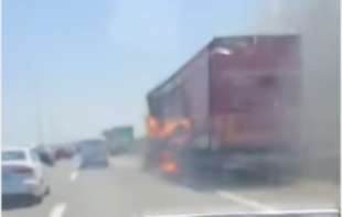 ZAPALIO SE KAMION NA AUTO-PUTU U BEOGRADU: <span style='color:red;'><b>Gusti dim</b></span> se širi svuda (VIDEO)