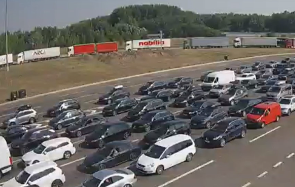 KILOMETARSKE KOLONE NA GRANICAMA: Evo gde su trenutno najveće gužve (FOTO)