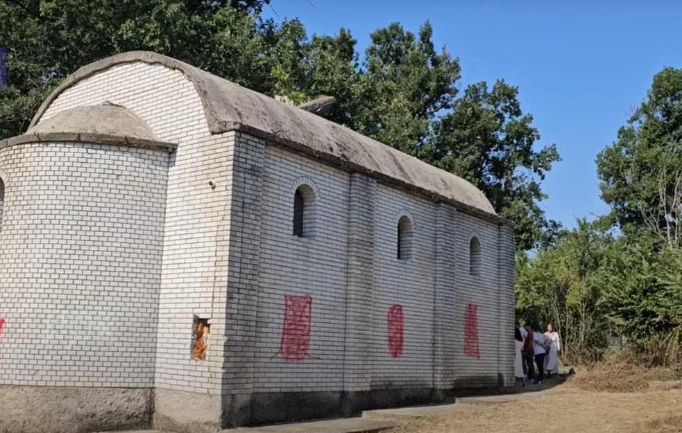 STRAŠAN ZULUM ALBANACA: Oskrnavljena i išarana crkva Svetih vrača Kozme i Damjana kod Lipljana (VIDEO, FOTO)