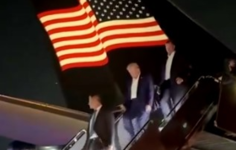 PRVI SNIMAK TRAMPA POSLE ATENTATA: Sam sišao iz aviona (VIDEO, FOTO)
